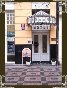 Hotel Meran 3* – direkt auf dem Wenzels-Platz im Stadtzentrum.